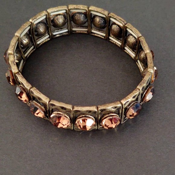 Hammered brass and crystal stretch bracelet - Picture 8 of 11